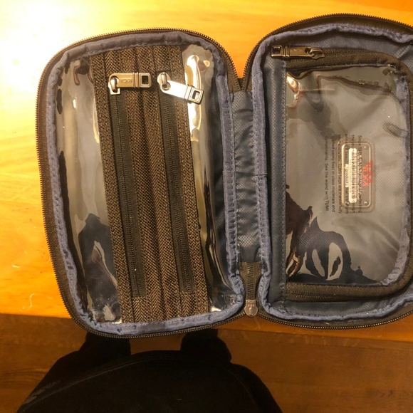 Tumi Alpha 2 Travel Kit **EXCELLENT Cond.* - Picture 6 of 7